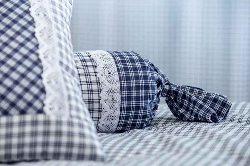 Krepový povlak váleček s krajkou MODRÁ KOSTIČKA negativ/pozitiv - 1x 50 x 15