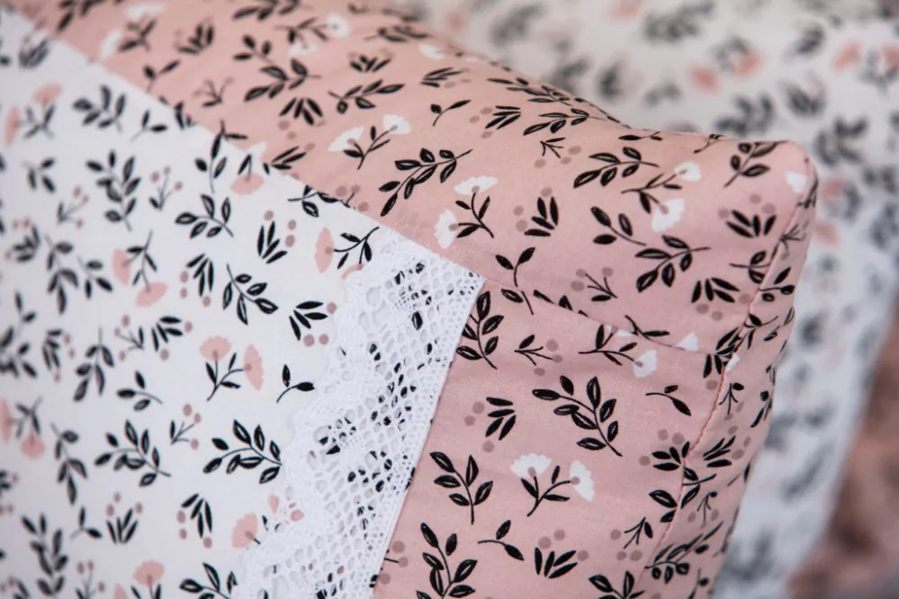 Bavlněný povlak prošitý s krajkou HERBARIUM bílo / starorůžové - 40/40