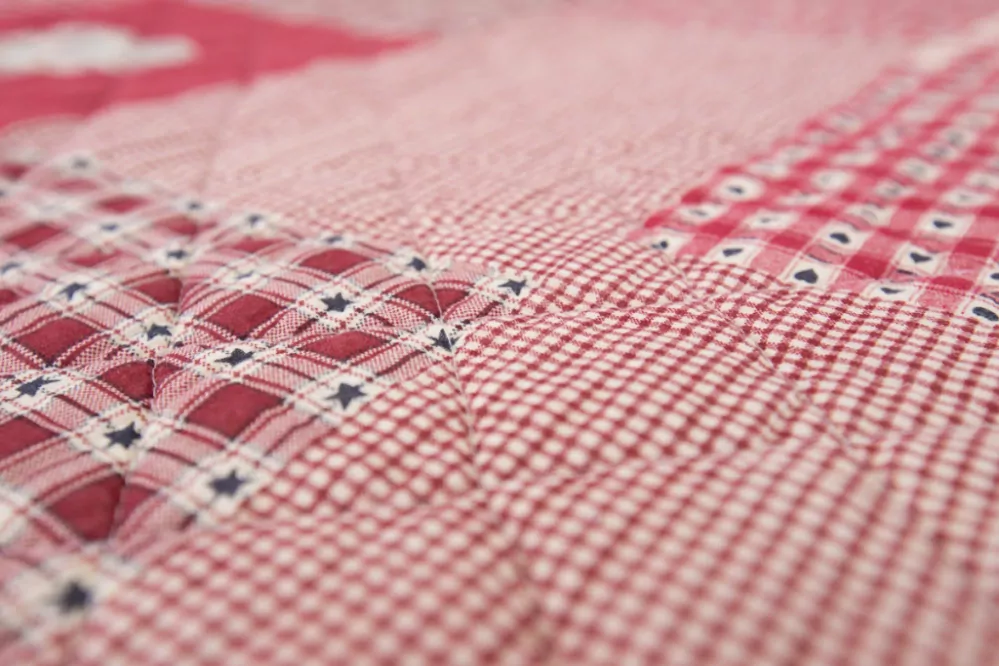 Oboustranný prošívaný přehoz DELUXE Patchwork červený - 240/220 cm