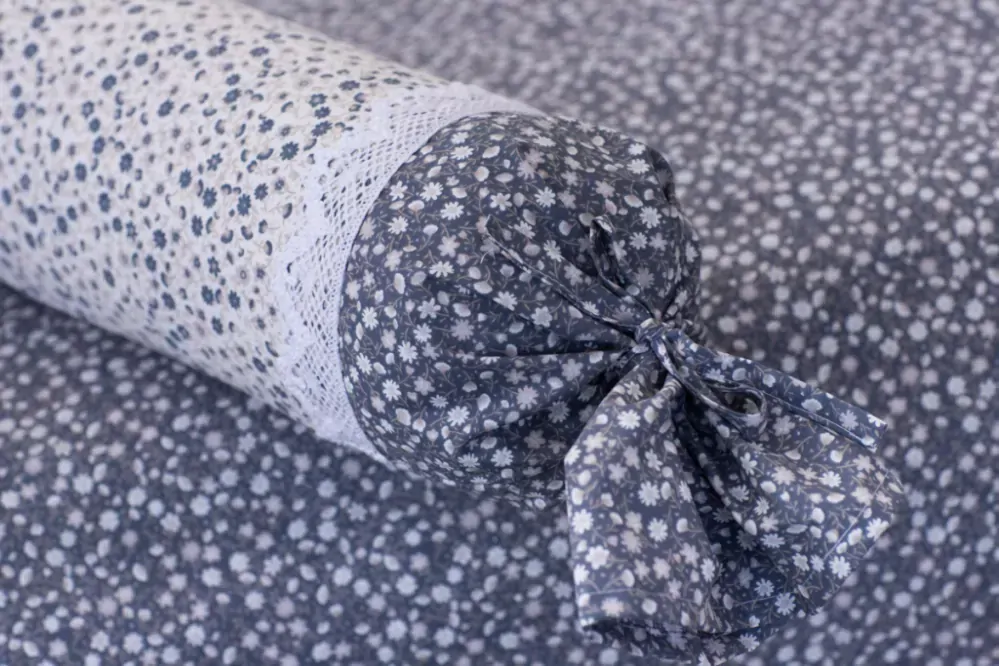 Bavlněný povlak váleček s krajkou KYTIČKA modrá pozitiv/negativ - 50/15