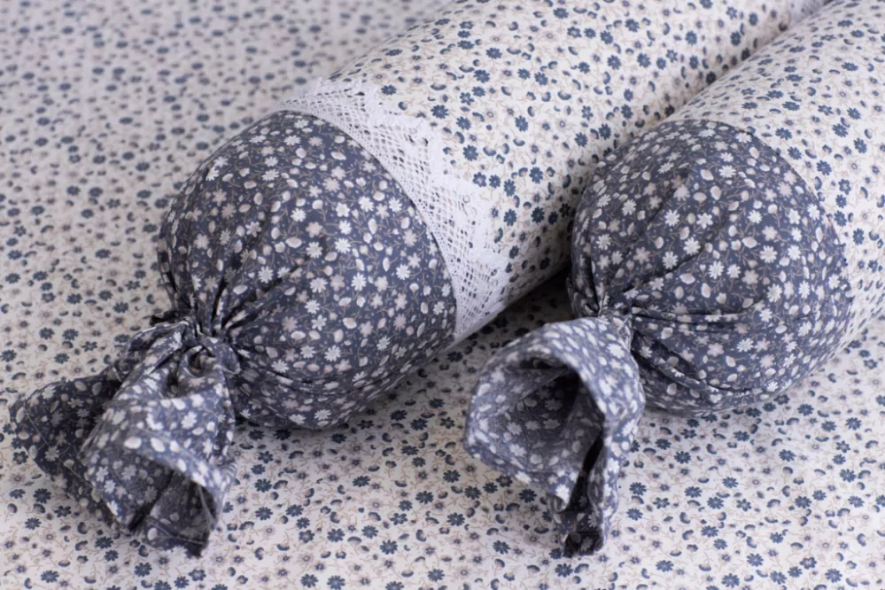 Krepový povlak váleček s krajkou MODRÉ KYTIČKY negativ/pozitiv - 50/15