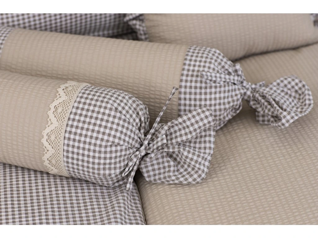 Dekorativní krepový povlak PEPITO KOSTIČKA / UNI BÉŽOVÁ váleček s krajkou 50x15 cm