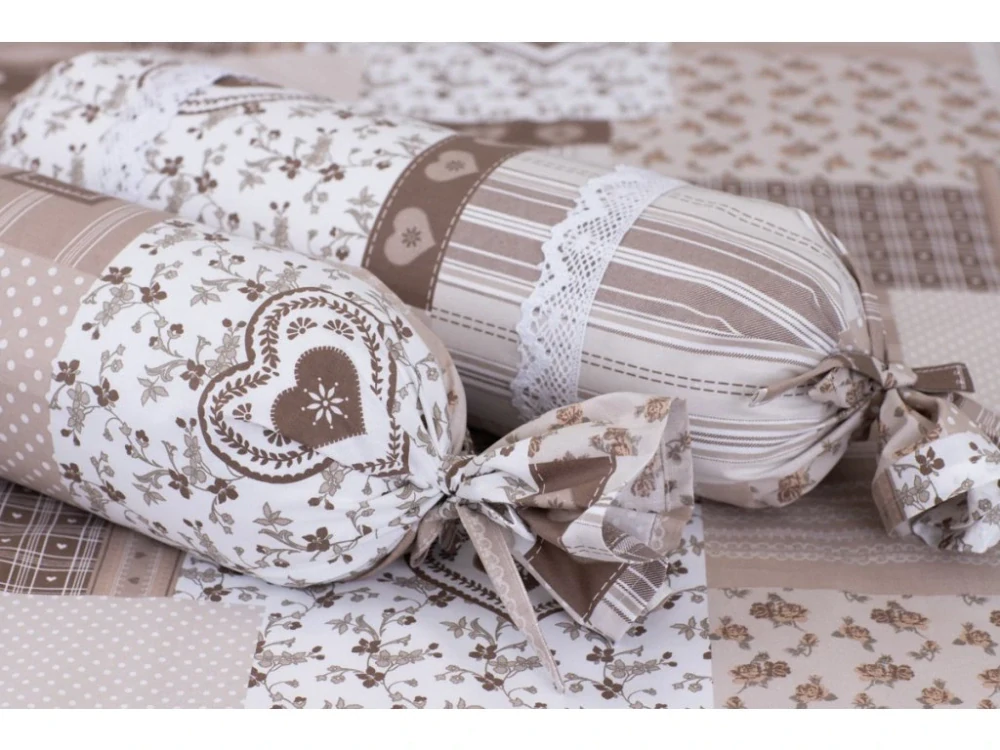 Dekorativní krepový povlak BÉŽOVÝ PATCHWORK váleček s krajkou 50x15 cm