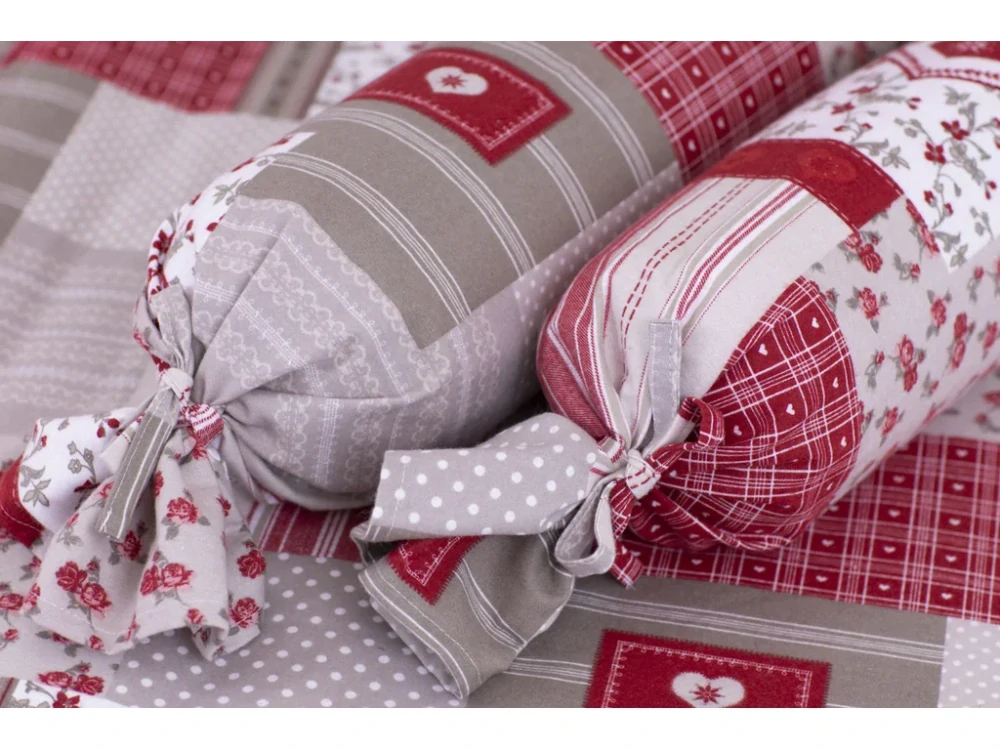 Flanelový povlak váleček Červený patchwork srdíčka - 50x15 cm