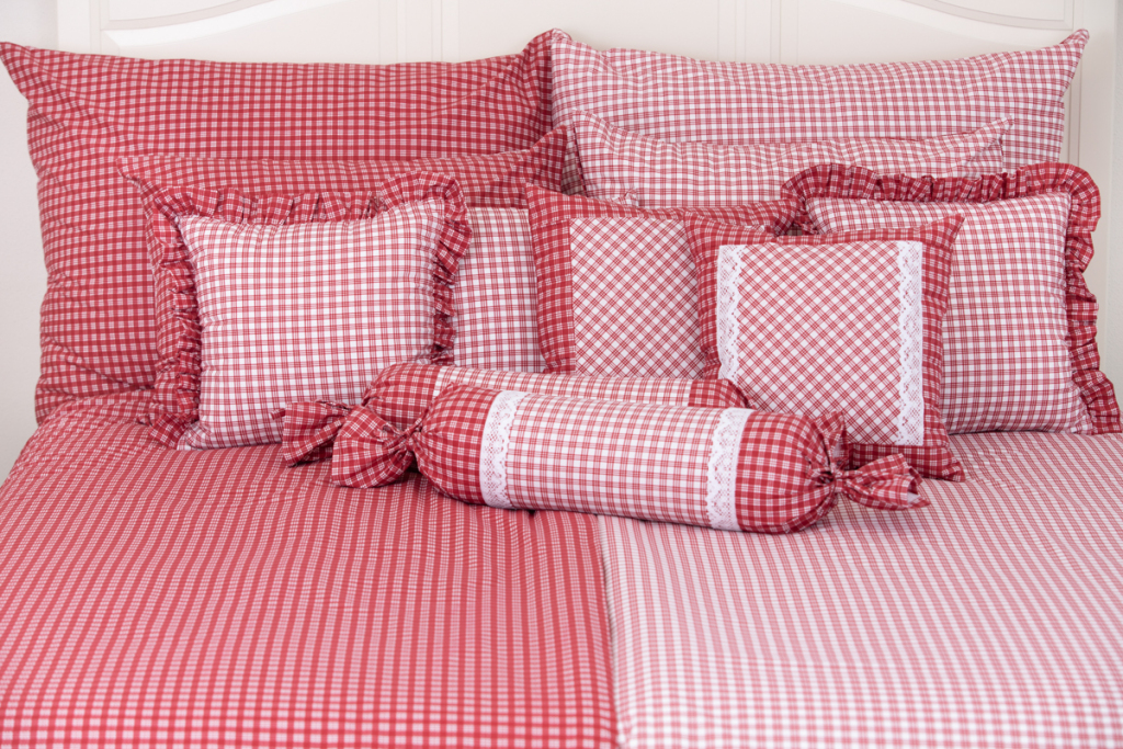 Krepové povlečení ČERVENÁ KOSTIČKA negativ/pozitiv - 1x 240/200 + 2x 70/90