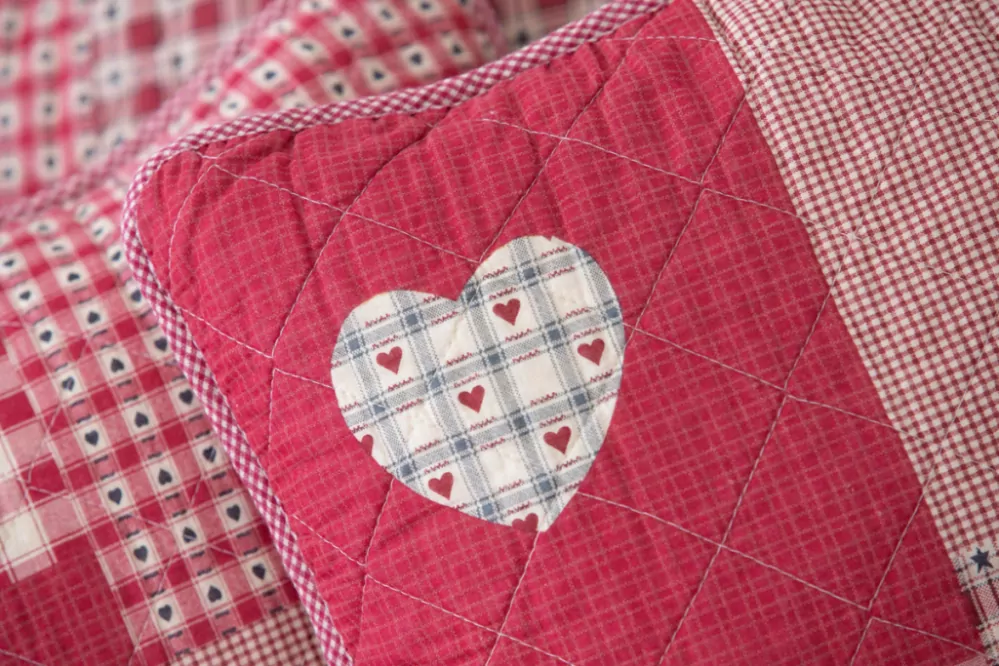 Oboustranný povlak prošívaný DELUXE Patchwork červený - 40/40 cm