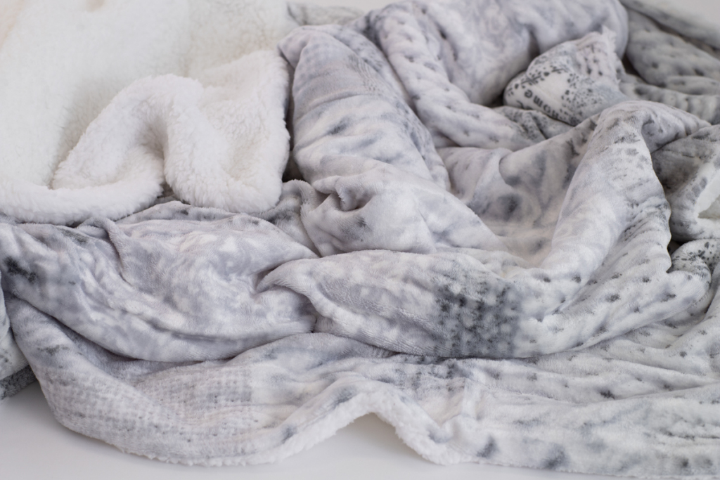 Deka mikroflanel s BERÁNKEM MODROŠEDÝ COPÁNKOVÝ VZOR - 150 x 200 cm