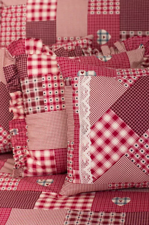 Bavlněný povlak prošitý s krajkou PATCHWORK červený - 40/40