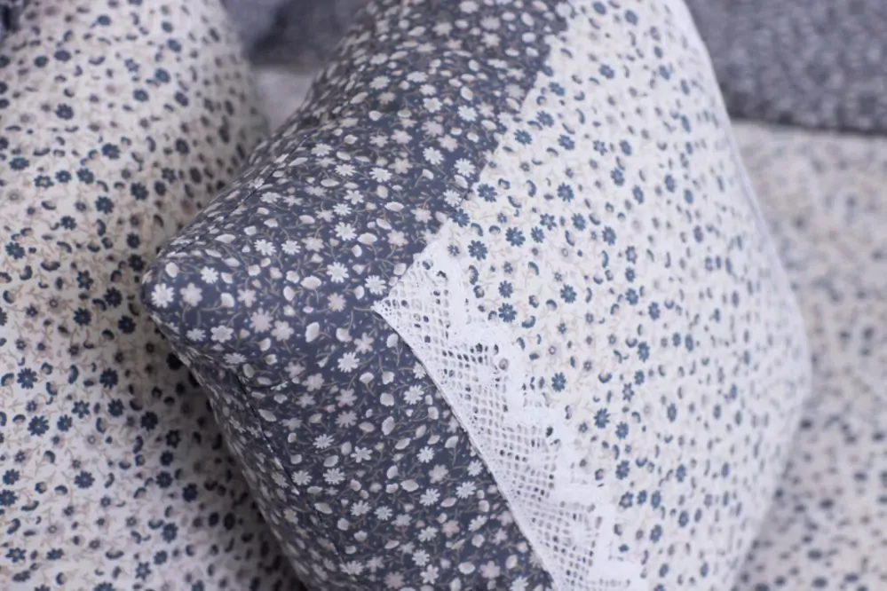 Bavlněný povlak prošitý s krajkou KYTIČKA modrá pozitiv/negativ - 40/40