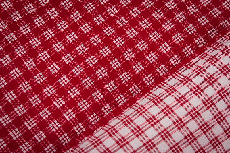 Metráž krep - ČERVENÁ KOSTIČKA negativ