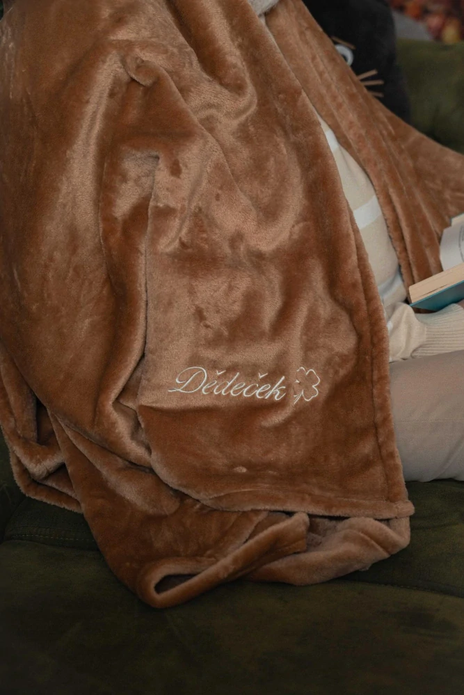Deka mikroflanel jednobarevná s výšivkou DĚDEČEK 150x200 cm