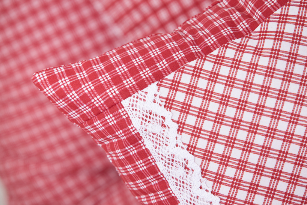 Krepový povlak prošívaný s krajkou ČERVENÁ KOSTIČKA negativ/pozitiv - 1x 40/40