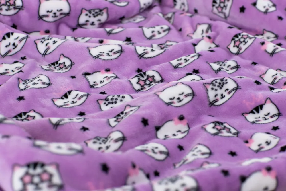 Deka mikroflanel s BERÁNKEM FIALOVÉ KOČIČKY - 150 x 200 cm