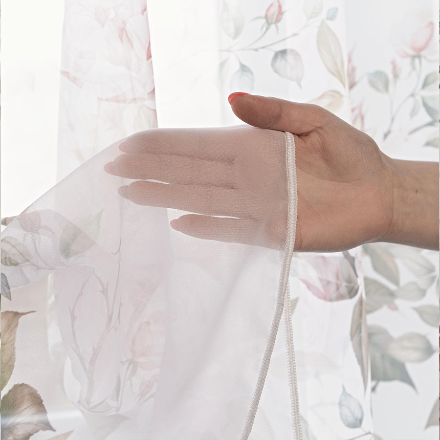 Kusová voálová záclona Růže 