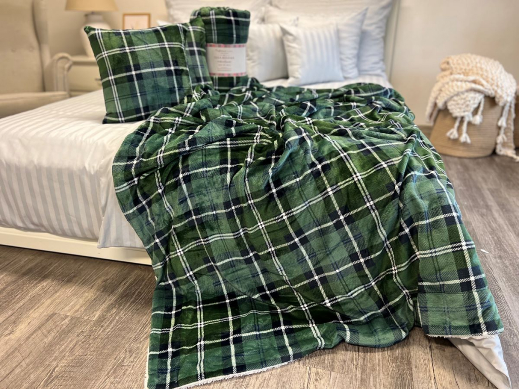 Deka mikroflanel s beránkem KOSTKA ZELENÁ - 150x200 cm + povlak 40x40 cm ZDARMA