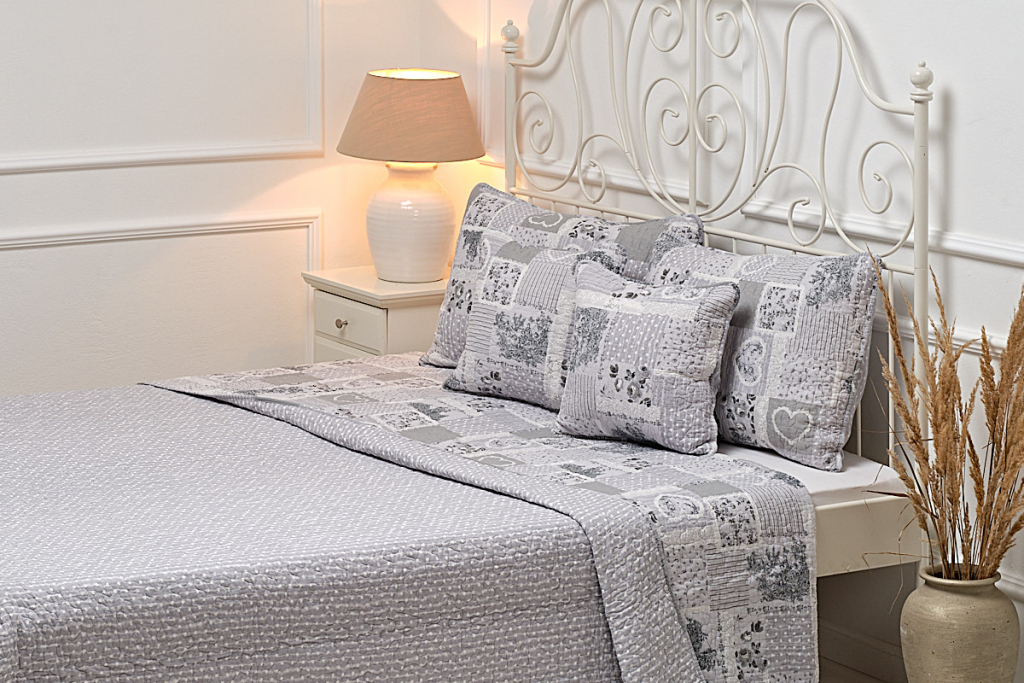 Oboustranný prošívaný přehoz DELUXE šedý ROMANTIC - 140/200 cm