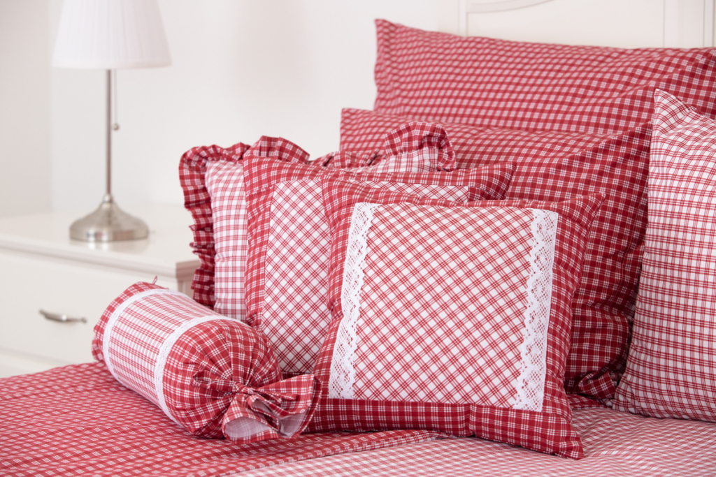 Krepové povlečení ČERVENÁ KOSTIČKA negativ/pozitiv - 1x 240/200 + 2x 70/90