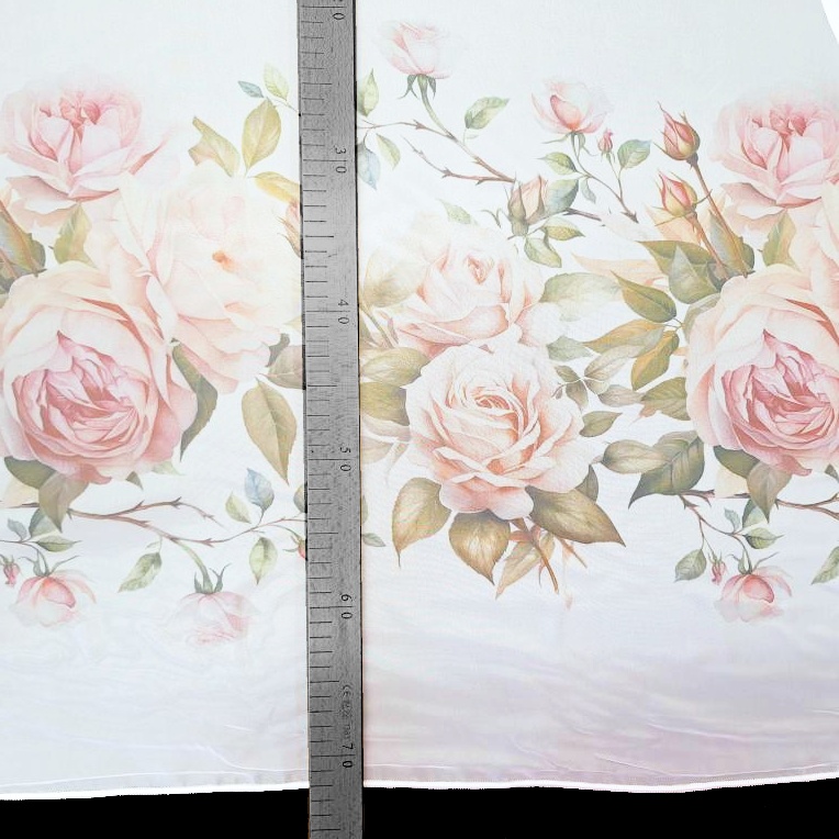 Kusová voálová záclona Růže 