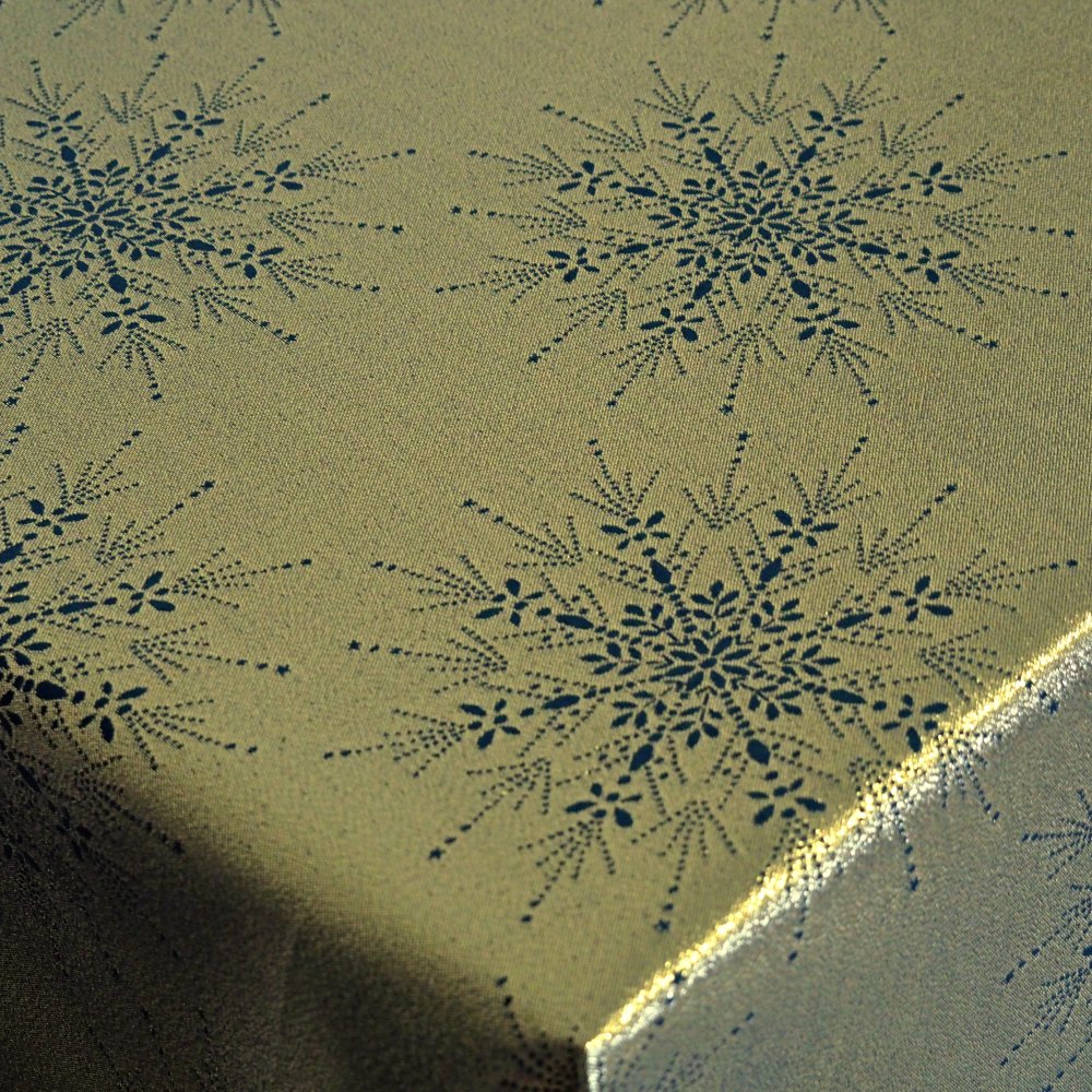 Vánoční teflonový ubrus VLOČKY zlaté na zelené