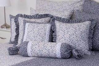 Krepový povlak prošitý s krajkou MODRÉ KYTIČKY negativ/pozitiv - 40/40