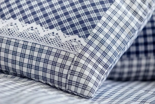 Krepový povlak prošívaný s krajkou MODRÁ KOSTIČKA negativ/pozitiv - 1x 40 x 40