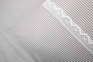 Bavlněné povlečení ŠEDÝ DROBNÝ PROUŽEK S KRAJKOU - 140/200 + 70/90