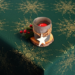 Vánoční teflonový ubrus VLOČKY zlaté na zelené